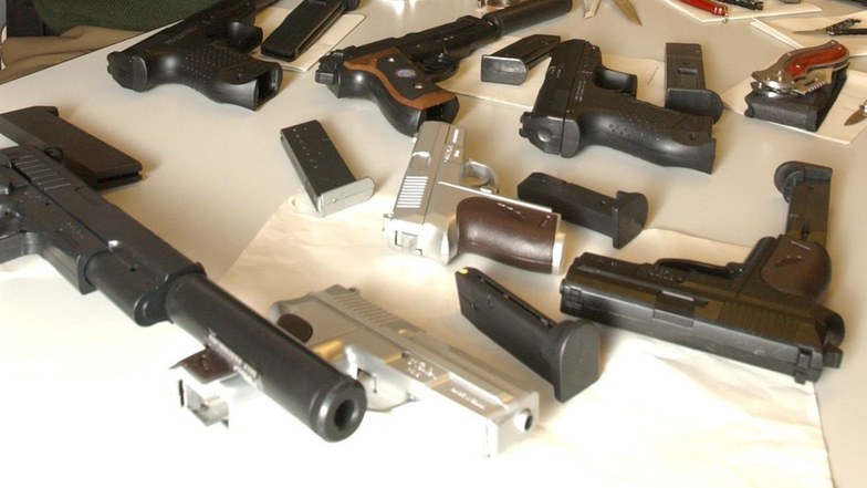 Softair-Pistolen sehen oft wie echte Waffen aus. Diese hier hat die Bundespolizei bei einer früheren Aktion beschlagnahmt.