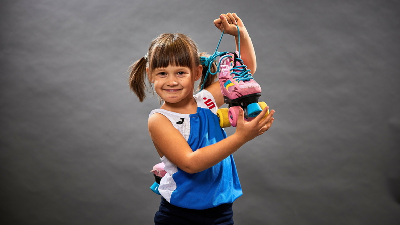 Bunt und schnell: Die fünfjährige Tina Reile aus Struppen zeigt Rollschuhe, die Lust aufs Rollen machen.