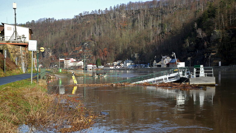 Steg unter: Der Fährranleger in Schöna ist überflutet, hier fährt zurzeit nichts mehr.
