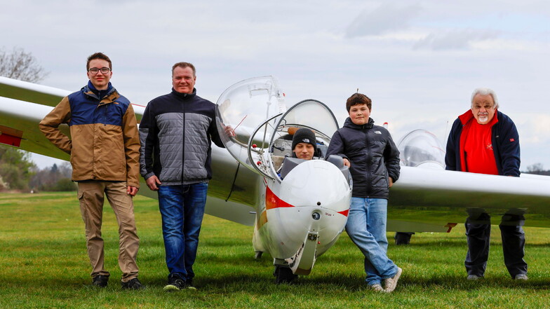 Sie alle verbindet die Leidenschaft zum Segelfliegen: Flugschüler Jannes Ulrich, Vereinsvorsitzender Hendrik Vogel, Lukas und Leandro  - ebenfalls Flugschüler - und Fluglehrer Lutz Kern (v. l. )