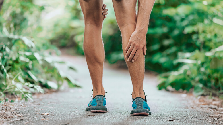 Bei der pAVK treten aufgrund von Durchblutungsstörungen in den Beinen beim Gehen Muskelschmerzen auf, was die Patienten häufig zu Pausen zwingt, weshalb die Erkrankung auch den allgemeinen Namen „Schaufensterkrankheit“ trägt.