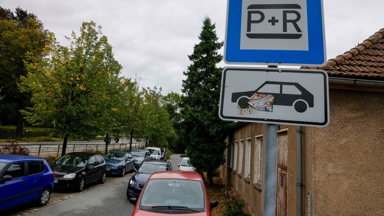 Der Parkplatz am Kamenzer Bahnhof ist schon lange zu klein und soll erweitert werden. Doch das gestaltet sich schwierig.