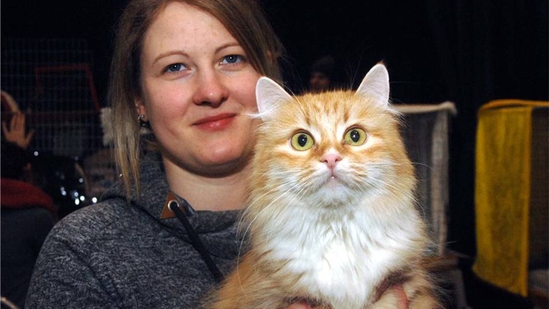 Manja Rocho aus Bischdorf mit einer Sibirischen Katze.