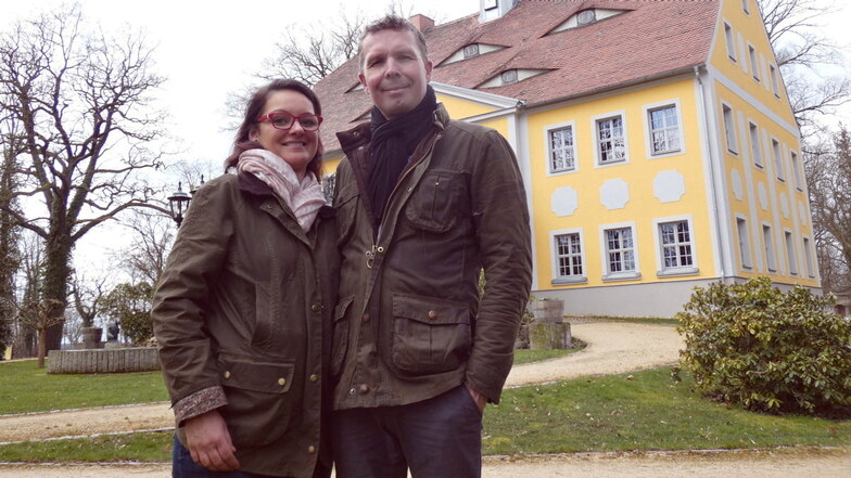 Ulrike und Stefan Miersch haben das Schloss in Wartha saniert. Einen Raum darin nutzt die Gemeinde Königswartha für Trauungen.