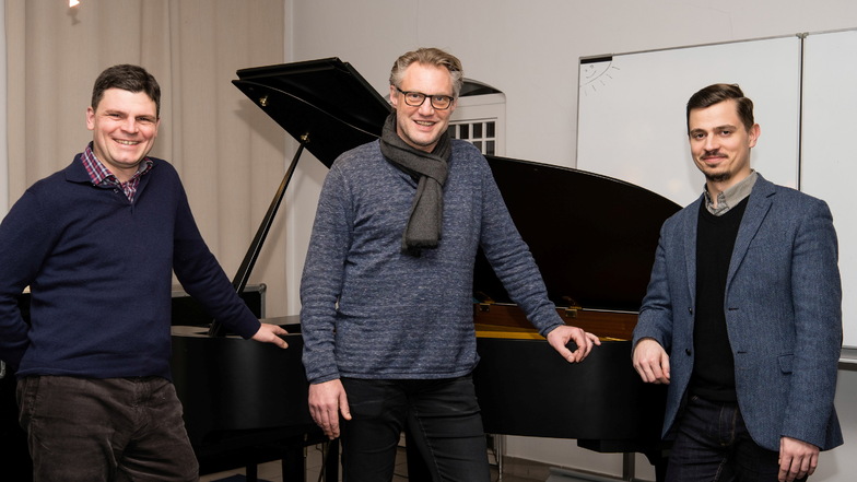 Jan Hoffmann (m.) ist seit November kommissarischer künstlerischer Leiter der Europa Chor Akademie. An seiner Seite Verwaltungsleiter Enrico Kasper (l.) und Nachwuchs-Chorleiter Pawel Serafin (r.).