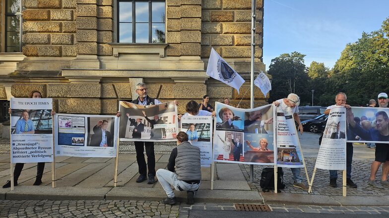 Rund ein Dutzend Sympathisanten der Angeklagten hat am Montagmorgen vor dem Landgericht Dresden für einen Freispruch der Männer demonstriert.