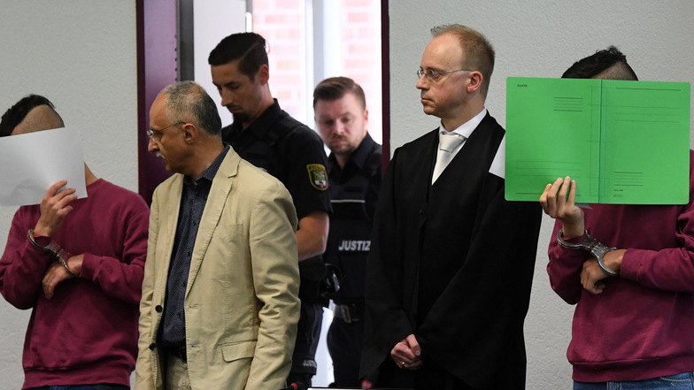 Im Prozess um den Tod eines 22-Jährigen aus Köthen werden die beiden Angeklagten in den Saal des Landgerichts Dessau gebracht.