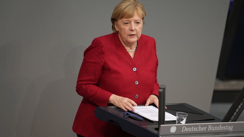 Bundeskanzlerin Angela Merkel (CDU) gibt bei der Sondersitzung des Bundestags eine Regierungserklärung zur Lage in Afghanistan ab.