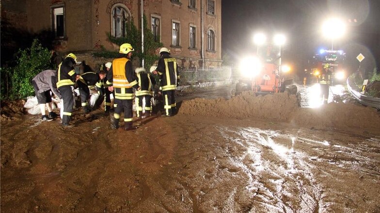 Am Donnerstag sorgte ein Unwetter in den Abend- und Nachtstunden für zahlreiche Feuerwehreinsätze. An der Staatsstraße 177 zwischen Ottendorf-Okrilla und Medingen ließ der starke Regen Teile eines Hanges abrutschen.