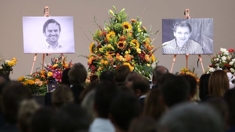 Abschied: In der Leipziger Kongresshalle gedenken Mitarbeiter des Unister-Gründers Thomas Wagner (l.) und Mitgesellschafters Oliver Schilling.