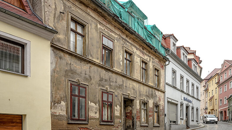 Der Putz bröckelt, Fensterscheiben sind kaputt. Das Haus Gerberstraße 6 in Bautzen hat schon bessere Zeiten erlebt.