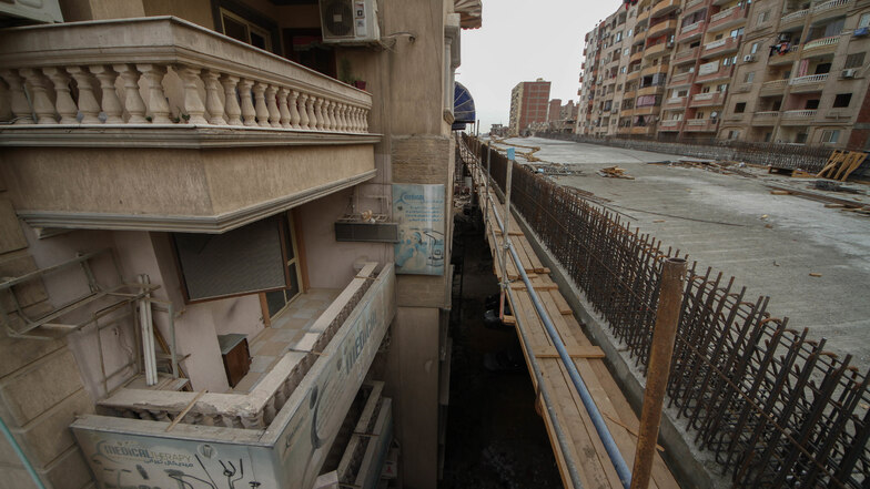 Nur 50 Zentimeter liegen zwischen den Fassaden und der Brücke, über die bald der ägyptische Großstadtverkehr brausen soll.