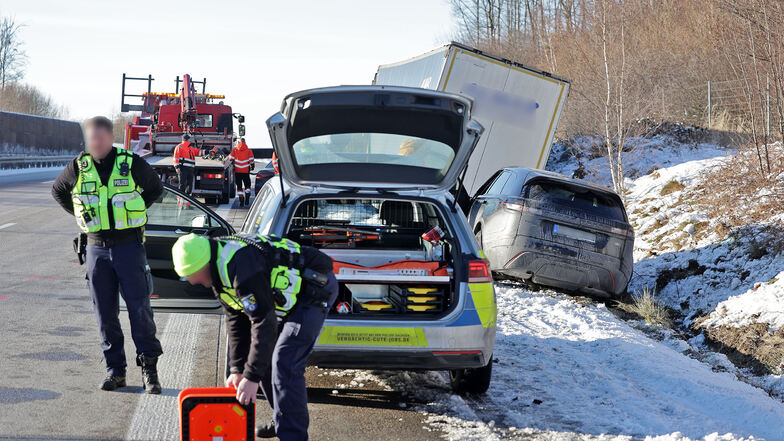 Unfall Nr. 2: Ein Range Rover fuhr in die Unfallstelle, an der zwei Polizeibeamte mit der Unfallaufnahme beschäftigt waren. Sie sprangen rechtzeitig zur Seite, wurden nur leicht verletzt.