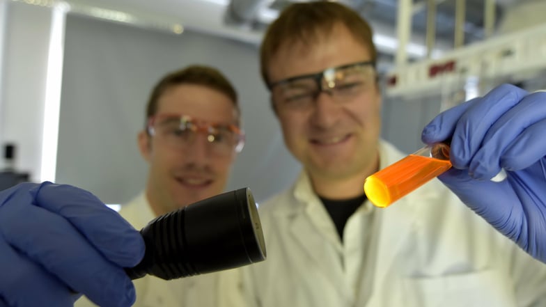 Mit leuchtenden Nanopartikeln fing vor anderthalb Jahren alles an. Nun bringen Max Schnepf (l.) und Jonas Schubert ihr Start-up DermaPurge als Ausgründung des Leibniz-Instituts für Polymerforschung Dresden auf den Weg.