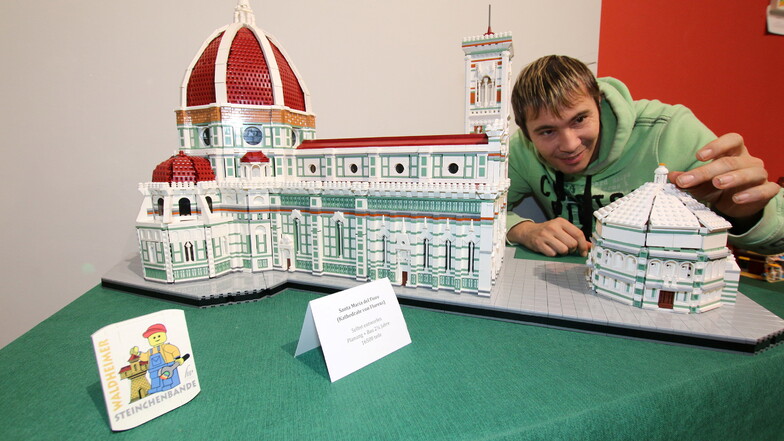 Marcel Ressel von der Steinchenbande an einem Model der Kathedrale Santa Maria del Fiore, das vor drei Jahren im Döbelner Stadtmuseum gezeigt wurde.