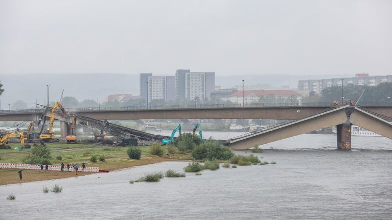 Die Arbeiten finden im strömenden Regen statt.