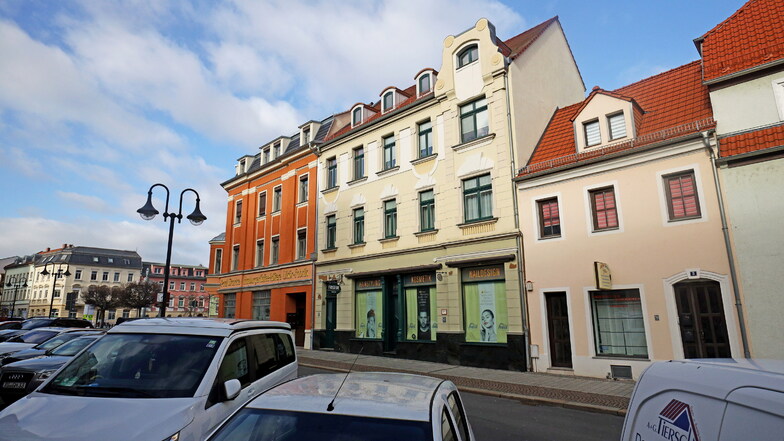 Das Haus, in dem Iwan Schönebaum wohnte. Noch heute befindet sich darunter der Friseursalon Heil. Links daneben Kaffee-Starke.
