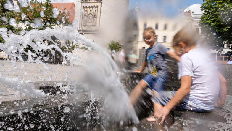 Das Wasserband auf dem Marienplatz ist auch beliebt für eine Erfrischung im Sommer.