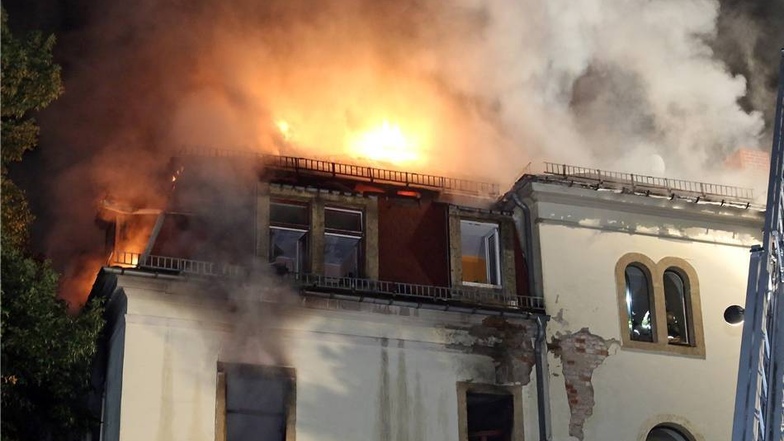 Am frühen Sonnabendmorgen musste die Feuerwehr in Dresden zu einem Wohnungsbrand auf die Coswiger Straße ausrücken.