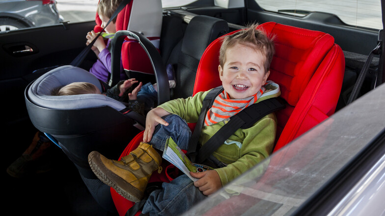 Geeignete und richtig positionierte Sitze sind elementar, um Kinder sicher im Auto mitfahren zu lassen.