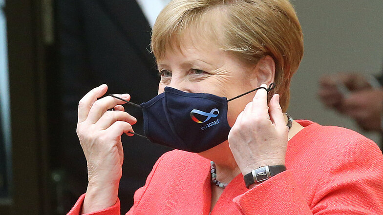 Auch Bundeskanzlerin Angela Merkel tritt inzwischen öffentlich mit Maske auf.