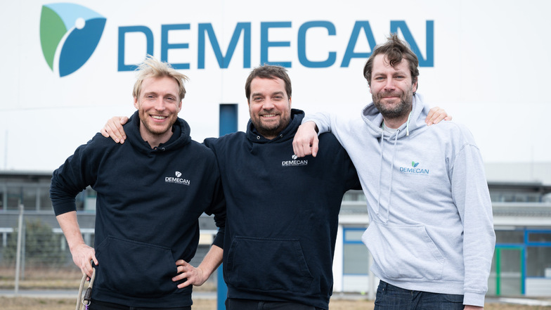 Constantin von der Groeben, Cornelius Maurer und Adrian Fischer (von links), Geschäftsführer des Pharmaunternehmens Demecan, stehen vor dem Firmengelände in Ebersbach bei Meißen.