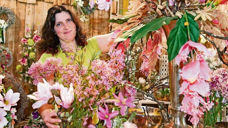 Blumen und kräftige Farben, soweit das Auge reicht: Maria Uschner hält zurzeit die Stellung in der Lampertswalder Gärtnerei von Jana Renner-Vetter. 