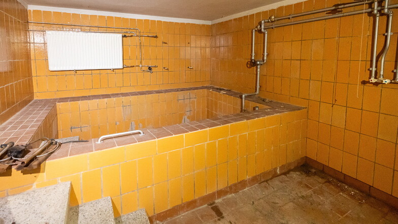 Wellness in Gelb: Die Fliesen im einstigen Saunabereich im Keller der Heymannbaude.