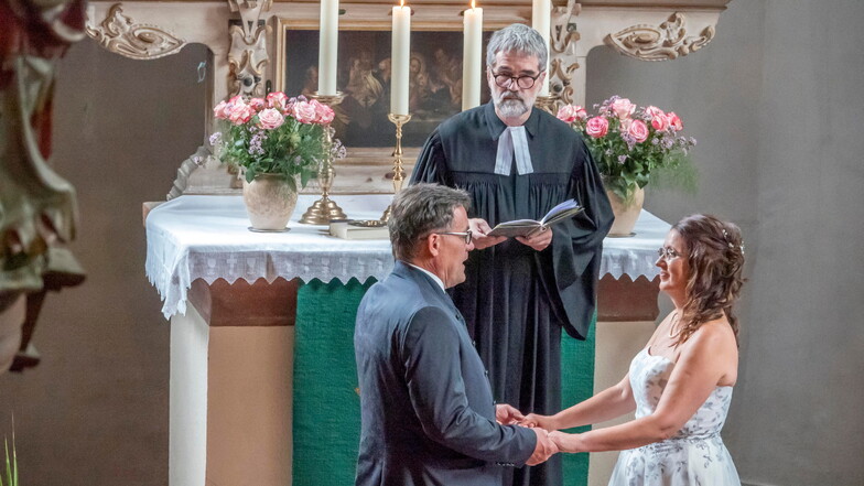 Pfarrerin Katja Schulze und Hans Werner Heyroth haben am Sonnabend in der Tragnitzer Kirche geheiratet. Das Eheversprechen wurde ihnen von Pfarrer Professor Christfried Böttrich aus Greifswald abgenommen.
