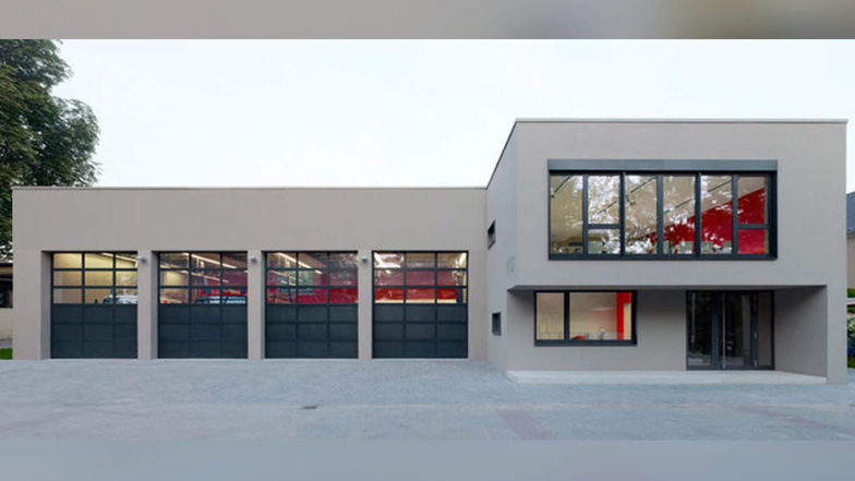 So ähnlich soll die Frontansicht des neuen Feuerwehrdepots im Gewerbegebiet "Am Spitzberg" in Oderwitz aussehen. Allerdings bekommt das Depot fünf Tore und nicht vier, wie auf dem Foto abgebildet.