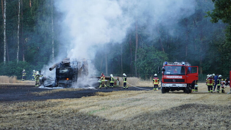 An dem Einsatz zum Brand eines Mähdreschers in Großdubrau waren etwa 50 Kameraden der örtlichen Feuerwehren beteiligt.