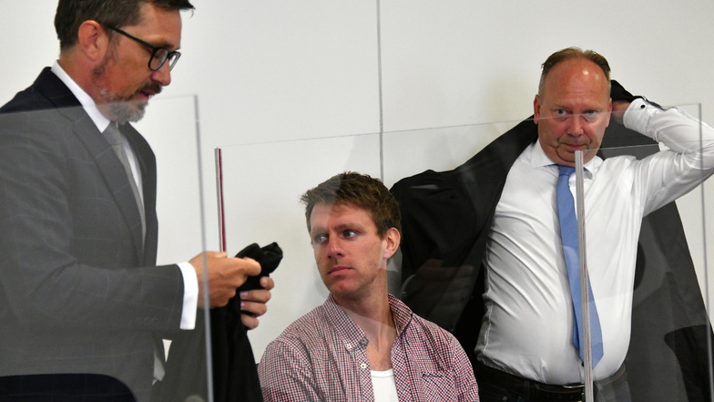 Der Ex-NPD-Politiker Maik Schneider mit seinen Anwälten bei der Hauptverhandlung Mitte August.