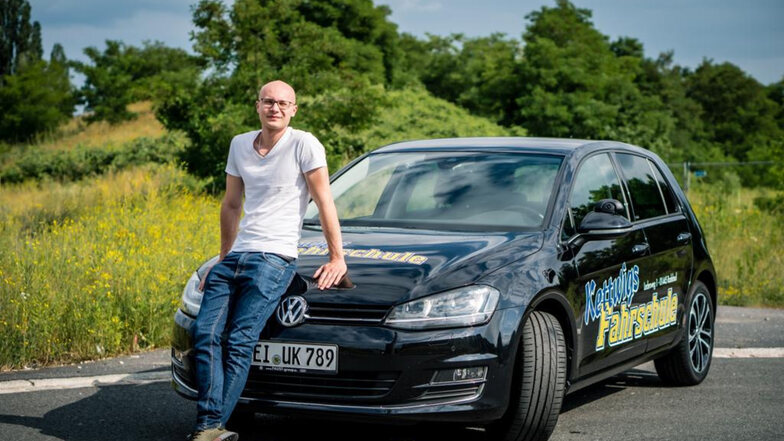 Nach fünf Prüfungen, darunter ein strenger Test seiner eigenen Fahrfertigkeiten, ist Patrick Palme jetzt Fahrlehrer in Radebeul und Coswig. Mit 21 Jahren der Jüngste seiner Zunft in ganz Deutschland.