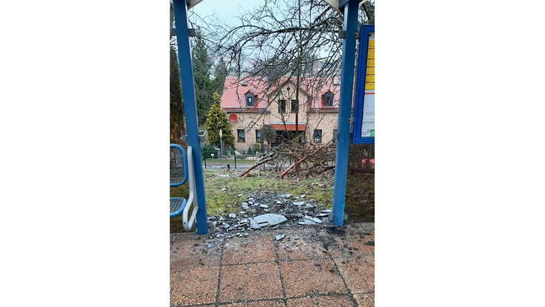 Das Glas des Wetterschutzes am Bahnhof Oberoderwitz wurde zerstört.