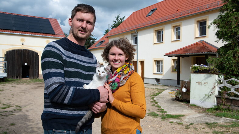 Sandra Dörschel und Stanley Budzinski in Görzig auf ihrem sanierten Hof. Dafür gab es Fördermittel der ländlichen Entwicklung.