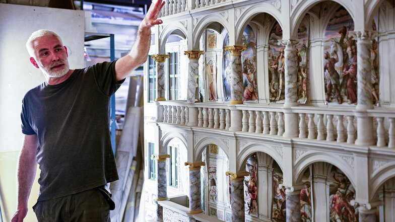 Der Restaurator und Bauforscher Matthias Zahn ist seit den 80er-Jahren in den Wiederaufbau des Dresdner Schlosses involviert. Hier erklärt er in der Restaurierungswerkstatt an einem Modell das Bildprogramm des Altans im Großen Schlosshof.