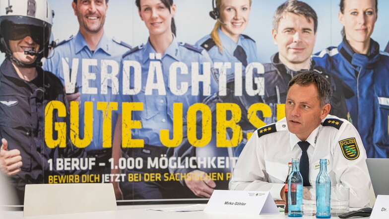 In Sachsens Polizeihochschule in Rothenburg - hier Prorektor Mirko Göhler bei der Vorstellung einer Studie im vorigen Jahr - sollen auch künftig Polizeistudenten ausgebildet werden. So die aktuelle Entscheidung des Innenministeriums.