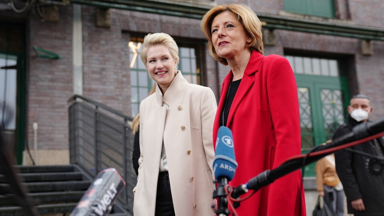 Manuela Schwesig (SPD, l), Ministerpräsidentin von Mecklenburg-Vorpommern, und Malu Dreyer (SPD), Ministerpräsidentin von Rheinland-Pfalz, kommen am Westhafen in Berlin an, wo am Nachmittag der Koalitionsvertrag vorgestellt werden soll.