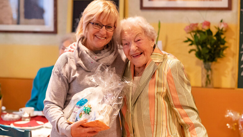 Ute Krause, Pflegedienstleiterin des DRK in Waldheim, gehörte zu den Ersten, die Gertrud Bley zum 105. Geburtstag gratulierten.
