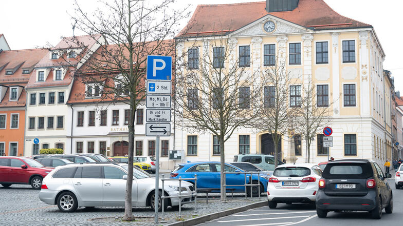 Zwei Stunden lang kann man in der Radeberger Innenstadt parken - zu lange, findet Grünen-Stadtrat Ulrich Hensel.