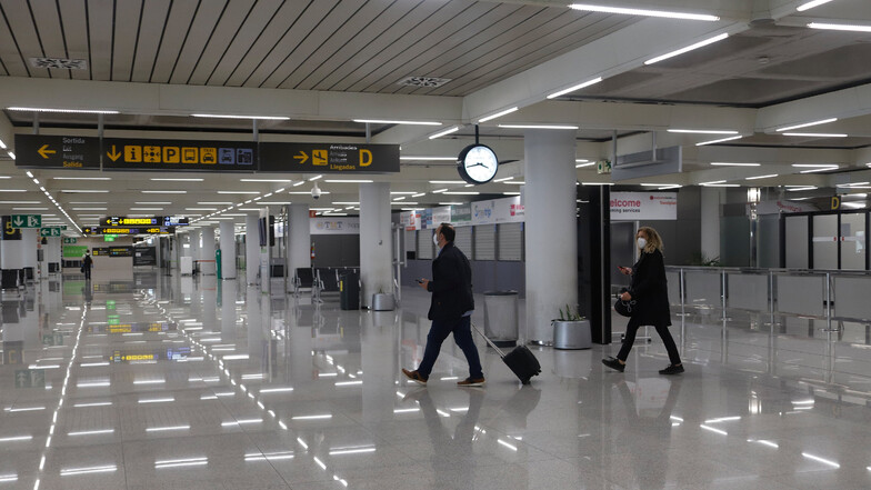 Viel los ist wenig: Passagiere gehen durch den Flughafen Palma de Mallorca. Touristen unterliegen nach wie vor einem generellen Einreiseverbot nach Spanien. Das verärgert vor allem Urlaubshochburgen wie Mallorca, die mit aller Kraft versuchen, touristisch
