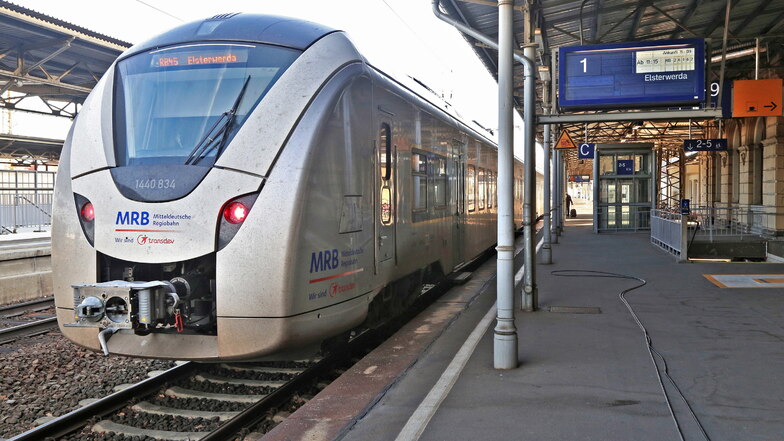Ein Zug der Regionalbahn-Linie 45 hält auf dem Riesaer Bahnhof. In der nächsten Woche gibt es Fahrplanänderungen.