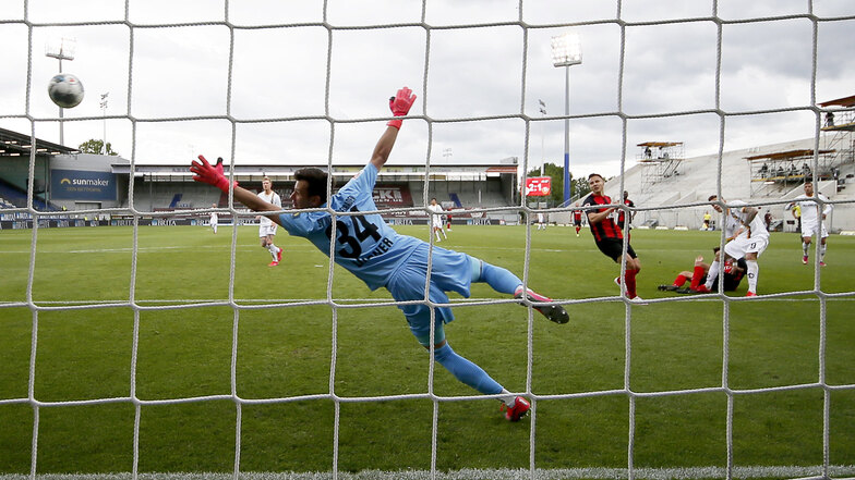 Wiesbadens Torhüter Heinz Lindner hat keine Chance gegen den Kopfball von Patrick Schmidt. Doch Dynamos Torschütze sah kurz vor Schluss beim 3:2-Sieg für angebliches Zeitspiel zum zweiten Mal Gelb in der Partie und damit Rot, war deshalb gegen Fürth gespe