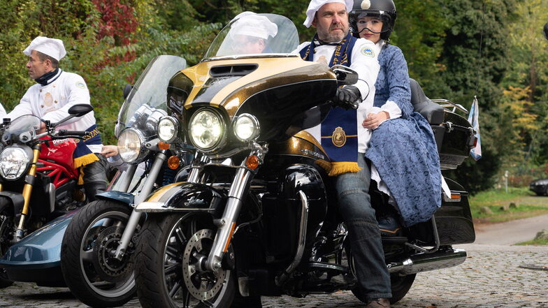 Bei seiner Vorstellung am Schloss Eckberg wurde das neue Stollenmädchen auf einer Harley Davidson vorgefahren.
