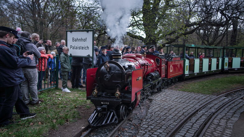 Am 10. April wurde die Saison für die Dresdner Parkeisenbahn eröfnet. Sie fährt jedes Wochenende bis zu den Herbstferien.
