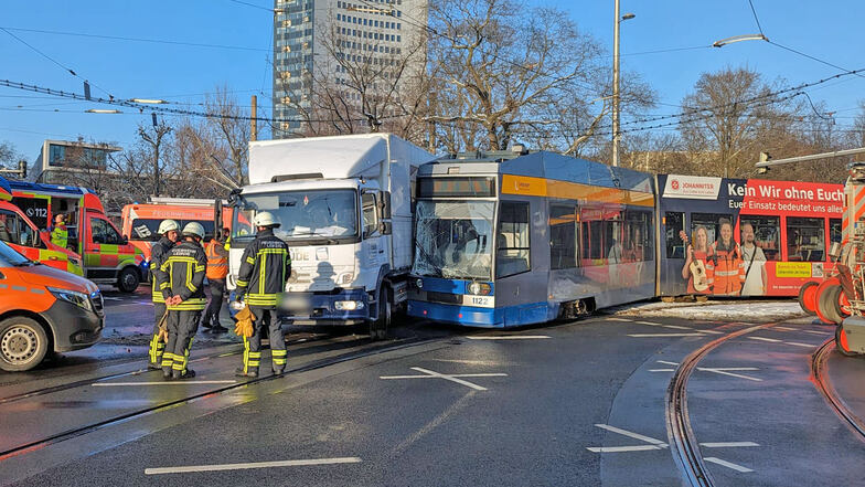 Auf dem Roßlatz auf dem Leipziger Stadtring sind eine Tram und ein Lkw zusammengestoßen.