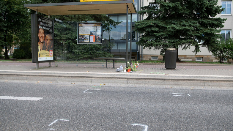 An dieser Haltestelle kam am 22. August ein sechsjähriger Junge ums Leben, als er auf die Fahrbahn lief. Die Polizei stellte am Mittwochmorgen Teile des tödlichen Unfalls an anderer Stelle in Dresden nach.