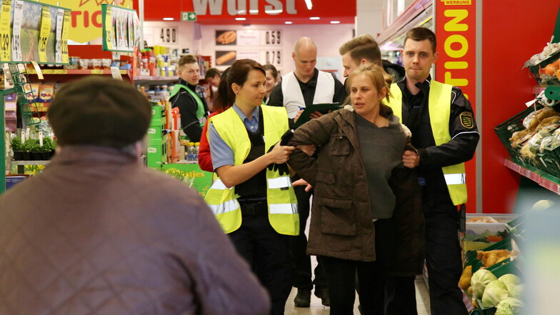 Handlungstraining wie hier vor zwei Jahren beim simulierten Ladenklau in einem Rothenburger Supermarkt wird unter Coronabedingungen auch jetzt in Präsenz durchgeführt.
