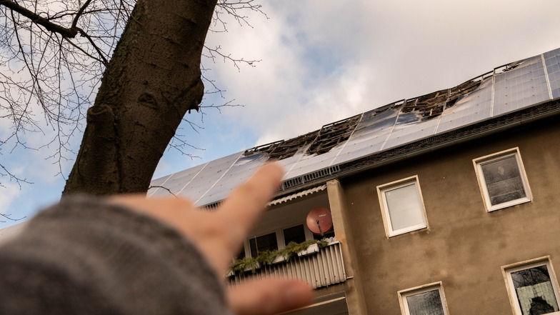 Nicht nur das Dach, sondern auch mehrere Wohnungen in der Robert-Koch-Straße wurden durch das Feuer am 22. Februar 2022 beschädigt. Schaden: rund eine Million Euro.