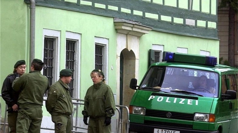 Das Archivbild vom 28. November 2000 zeigt Polizisten, die in Sebnitz das Haus der Apotheker-Familie Kantelberg-Abdulla bewachen.